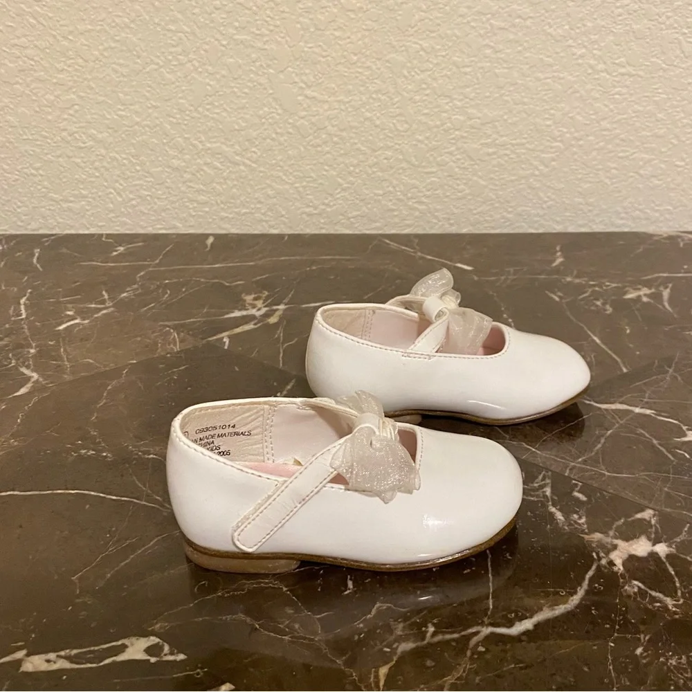 Osh Kosh White Patent‎ Mary Janes size 3